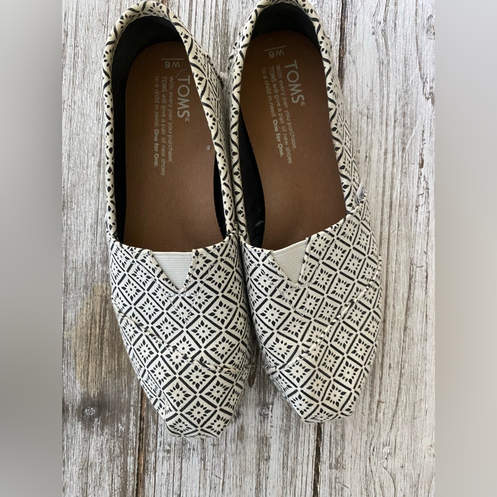 Women’s Toms size 6 - Picture 4 of 6
